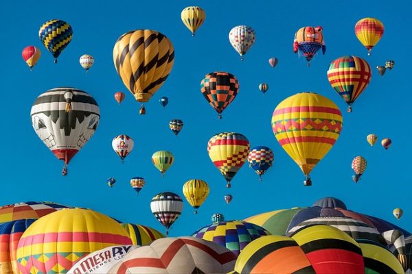 hot-air-balloon-2605323_640